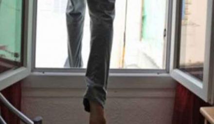 Странное самоубийство. Киевлянин ударил себя молотком, изрезал ножом и выпрыгнул в окно