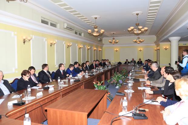 На засіданні комітету нардепи запустили один в одного пляшкою і ручкою