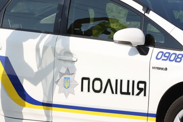 Мужчина с ножом напал на прохожих с ребенком в Киеве