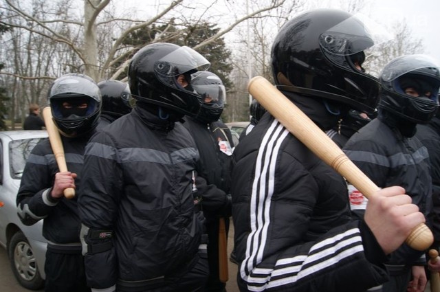 Активисты нейтрализовали титушек на рынке "Харьковский". Изъяты деньги и копии паспортов