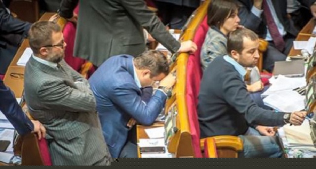 Сонные депутаты и любители селфи. "Квартал 95" высмеял принятие бюджета