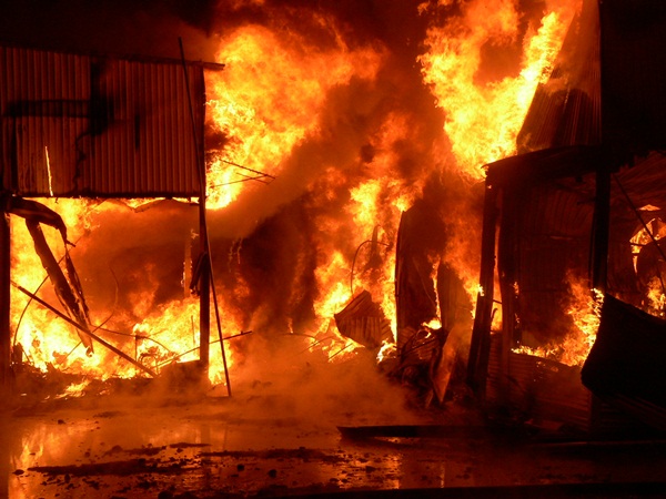 Во время пожара на рынке в Киеве погиб челове