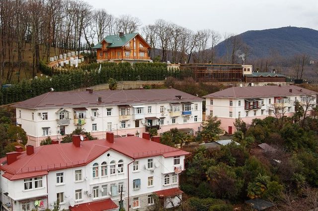 Янукович поселился в мини-Межигорье и лишил соседей воды