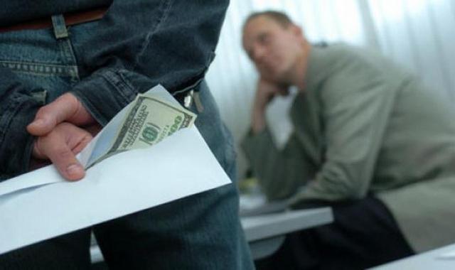 У Донецьку СБУ викрила на хабарництві дільничого інспектора поліції