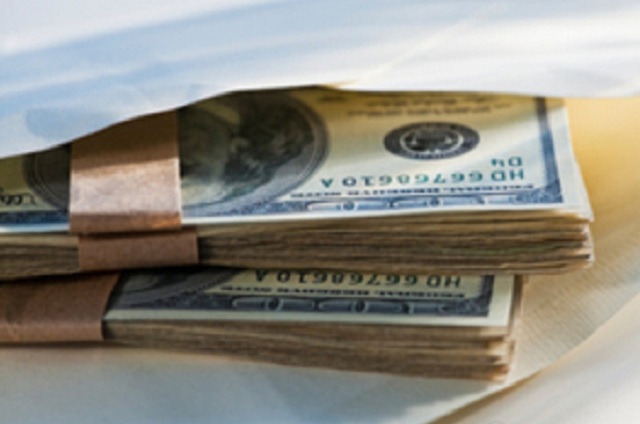 "Черные" и "серые" зарплаты: что грозит украинцам, получающим зарплаты в конвертах