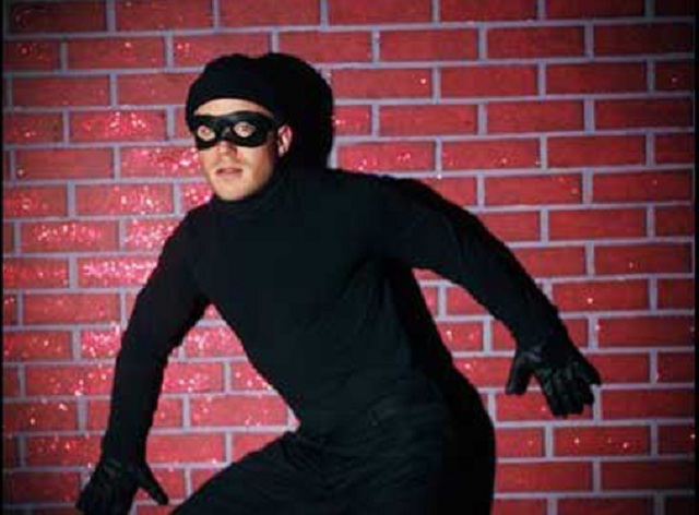 У Києві п’яний чоловік у маскарадному костюмі пограбував магазин