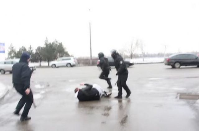 В Днепре полиция дубинками разгнали защитников рекламных щитов. ВИДЕО