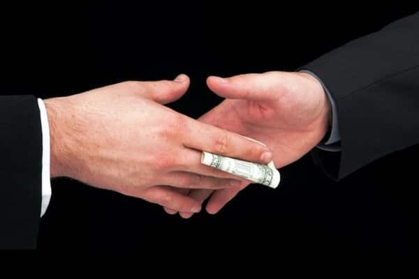 Полковнику налоговой милиции дали 9 лет за взятку в полмиллиона