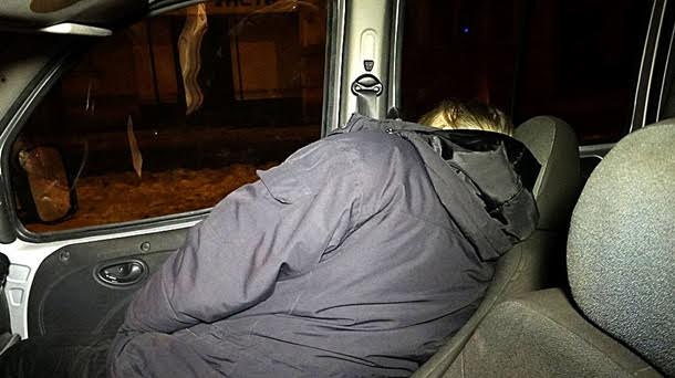 В Мариуполе пьяный священник лег спать у здания полиции