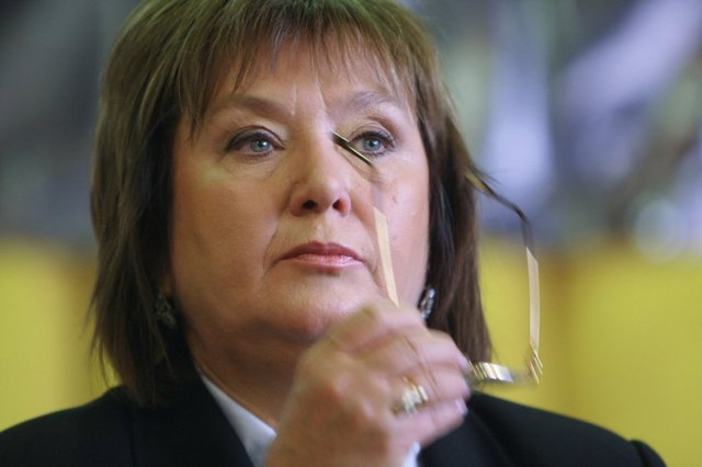 Стало известно, кто носит цветы к посольству России в Киеве