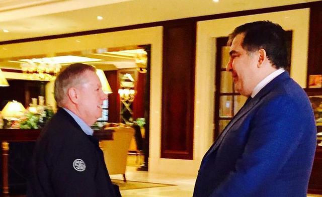 Михо, дави барыг! - соцсети увидели пользу в связях Саакашвили с республиканцами