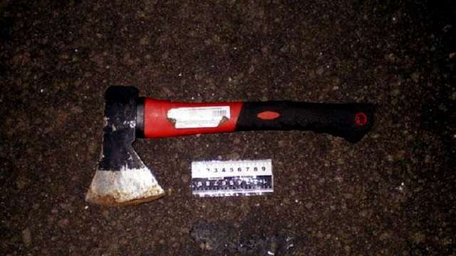 На Донетчине неизвестные проломили череп полицейскому топором
