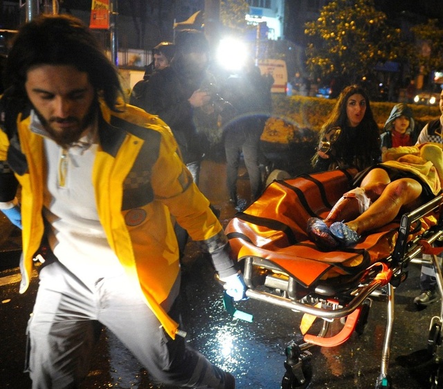 Расстрел людей террористом в Стамбуле. Видео с камер наблюдения