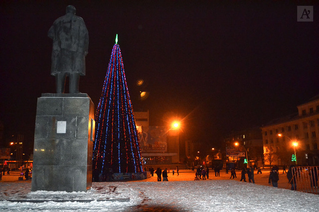 Кривая елка и "элитные" корпоративы: как в Луганске отметили Новый год