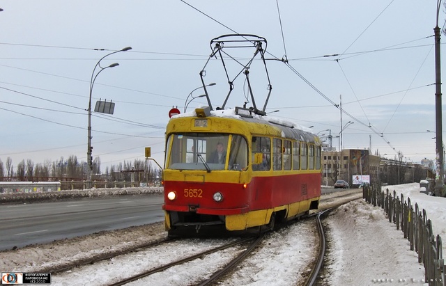 В Киеве трамвай около 30 метров тянул за собой пассажира