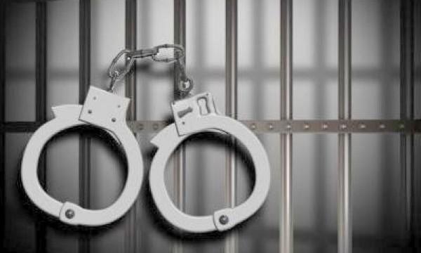 Предусмотрительный Кабмин решил задобрить тюремных надзирателей