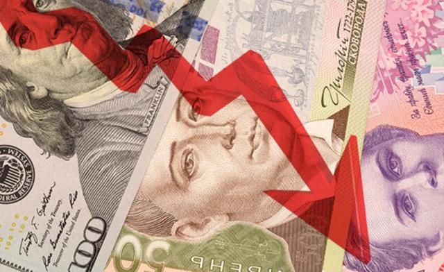 Гривна девальвирует из-за политики Нацбанка и Кабмина - эксперт