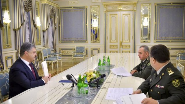 Порошенко подписал закон о разрыве контракта военными во время особого периода
