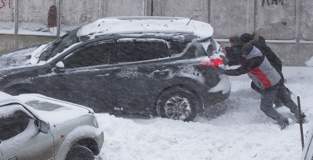 Снегопад парализовал движение в трех областях Украины