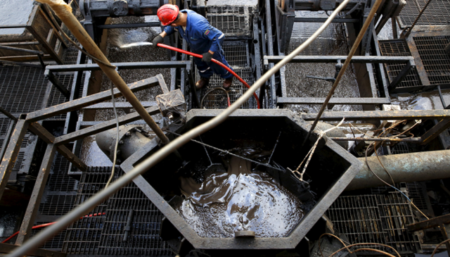 Мировые цены на нефть начали падать