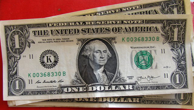 С началом года НБУ опустил официальные курсы доллара и евро