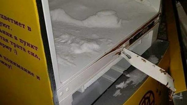 У Києві розгромили холодильники з їжею для бідних