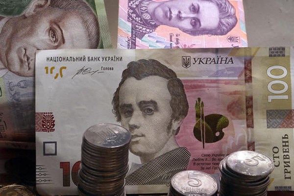 К весне зарплаты вырастут, но гривня подешевеет