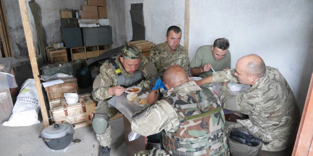 В Сети показали рождественский обед бойцов АТО