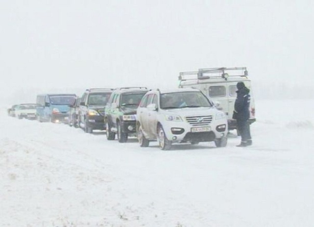 В Одесской области около 60 автомобилей угодили в снежную ловушку