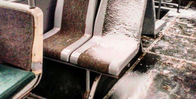 По Киеву ездят трамваи и троллейбусы со снегом в салоне