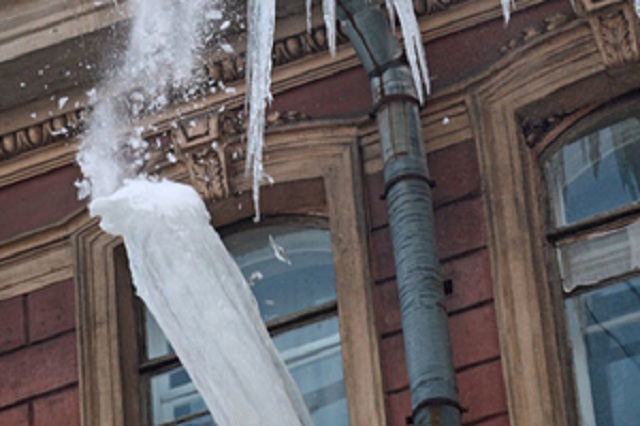 В центре Киева на прохожего обрушилась глыба снега