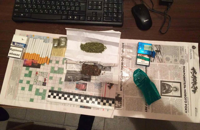 На Полтавщині СБУ затримала майора внутрішньої служби колонії, який поставляв ув’язненим наркотики