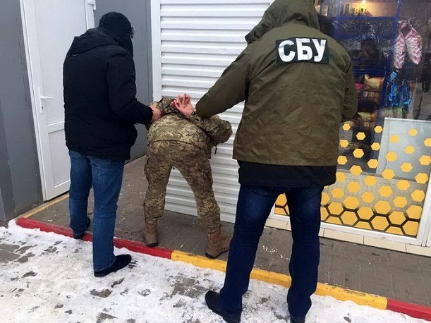 На Буковині затримали на хабарі керівника відділення прикордонної служби