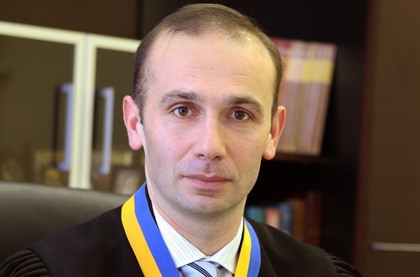 Судью-коррупционера Артура Емельянова ВСЮ отстранил от должности