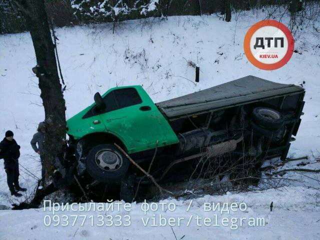 На трассе под Киевом грузовик вылетел с дороги и перевернулся