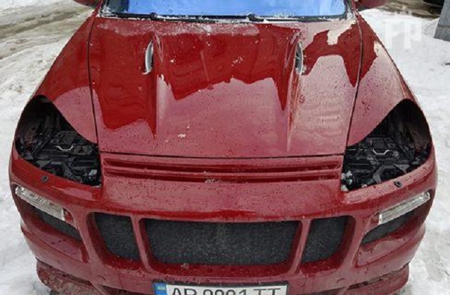 В Запорожье неизвестные сняли фары с Porsche замглавы облсовета