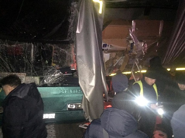На Львівщині автобус з туристами влетів у вантажну фуру