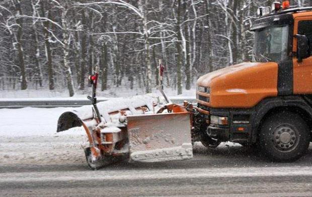 Дивна технологія прибирання снігу здивувала киян