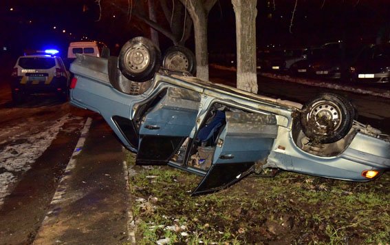 Водій був нетверезим: У Маріуполі перекинулась на дах автівка