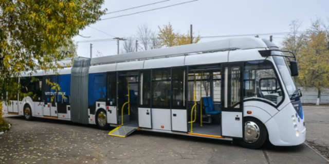 В Ривне разрекламированный дуобус порвал линии электропередач, после чего водитель скрылся