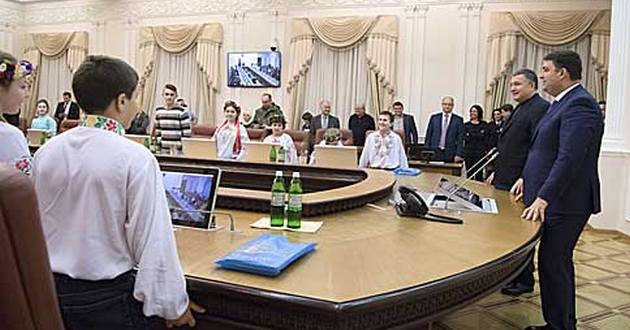 Гройсман посадил детей в министерские кресла. ВИДЕО