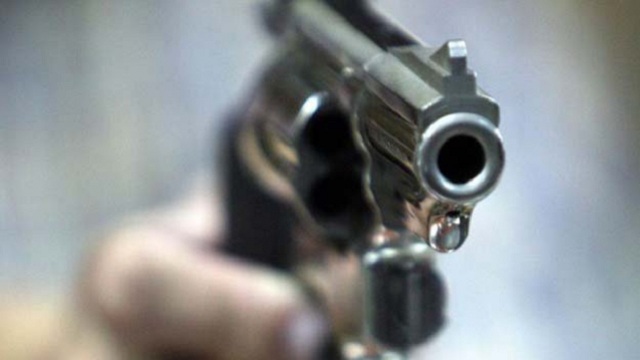 В одном из отелей Киева пьяный мужчина угрожал людям оружием