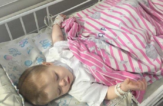 Блогер опубликовал ужасающее фото раненного под Горловкой трехлетнего ребенка: его варварски привязали к кровати за обе руки