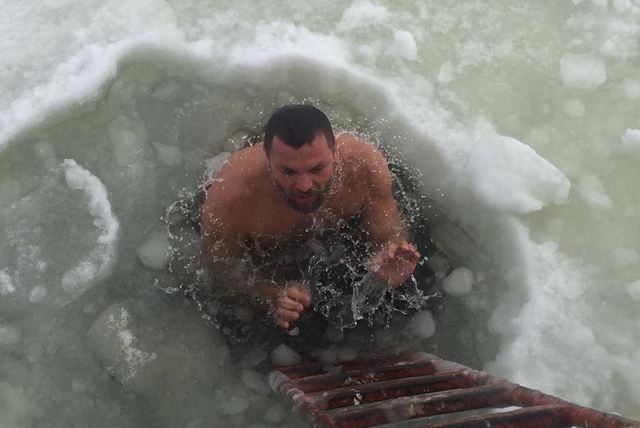 VIP-Крещение. Как украинские политики ныряли в прорубь