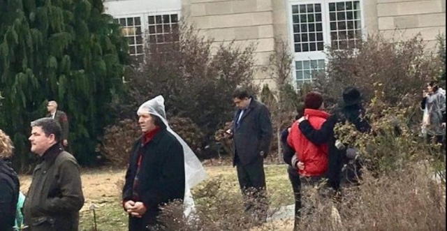 В сети показали Саакашвили за забором инаугурации Трампа