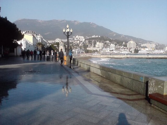 В Ялте двое мужчин упали с четырехметровой высоты, делая селфи