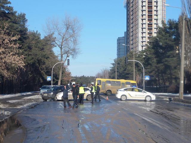 Из-за аварии в Киеве затоплена улица, автомобиль провалился в яму