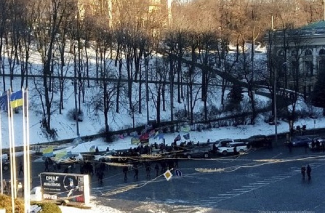 В Киеве сотни активистов идут к улице Грушевского в сопровождении полиции