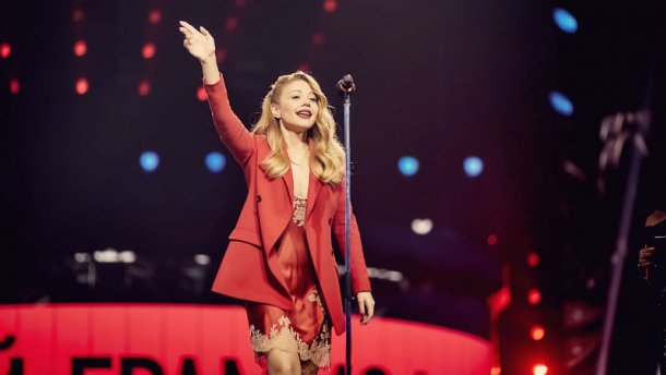 Новоспечена народна артистка засвітилася в колі російських співаків