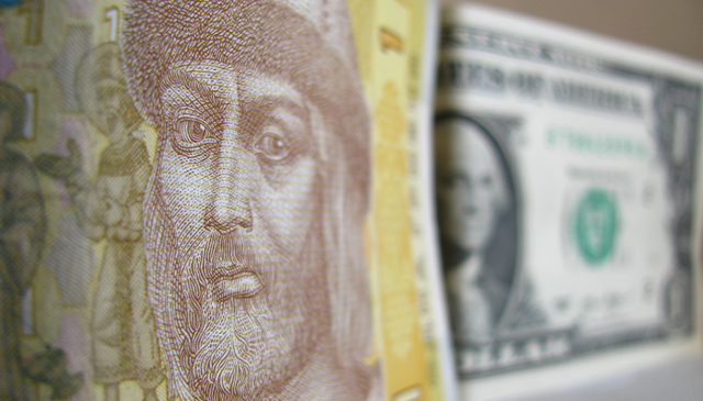 Официальный курс доллара в Украине продолжил стремительное падение